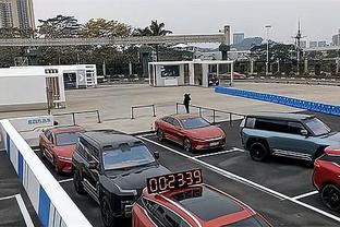 Sau khi đội Thanh Đảo đến Tế Nam được thông báo xe buýt tiếp đón gặp trục trặc, Lưu Duy Vĩ chỉ có thể đưa đội viên đón xe đến khách sạn.